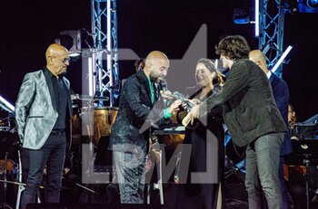 29/08/2022 - Giuliano Sangiorgi frontman of the Italian rock band Negramaro receives the  Modugno 2022 award, Enrico Ruggeri, Maria Cristina Zoppa(direttrice artistica), Vito Carrieri (Sindaco Polignano a mare), Domenico Modugno - MERAVIGLIOSO MODUGNO SHOW 2022 - SHOW - FESTIVAL