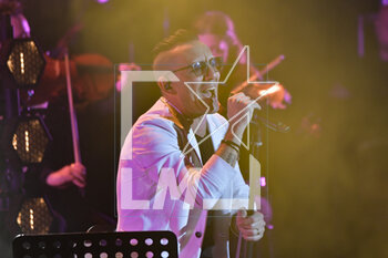 2023-04-23 - Francesco “Kekko” Silvestre of Moda' band performs during the live concert at Auditorium Parco della Musica in Rome, Italy, on April 23, 2023 - MODA' - 20 ANNI DI GRANDI SUCCESSI 10 ANNI DI GIOIA  - CONCERTS - ITALIAN MUSIC BAND