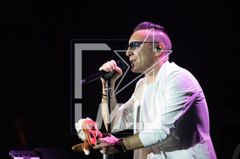2023-03-27 - Kekko Silvestre singer of Italian band Moda during the Orchestra Live Tour concert, held at the Auditorium Parco della Musica in Rome, Italy on March 27, 2023 - MODà & ORCHESTRA LIVE TOUR - CONCERTS - ITALIAN MUSIC BAND