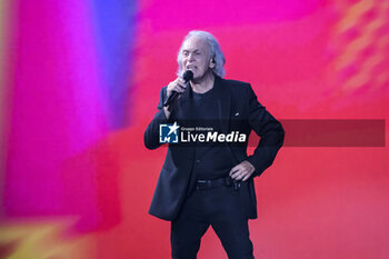 2023-07-15 - Riccardo Fogli performs during Pooh concert of Amici x Sempre Tour on July 15, 2023 at Stadio Olimpico in Rome, Italy - POOH - AMICI X SEMPRE TOUR - CONCERTS - ITALIAN MUSIC BAND