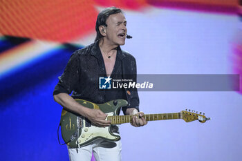 2023-07-15 - Dodi Battaglia performs during Pooh concert of Amici x Sempre Tour on July 15, 2023 at Stadio Olimpico in Rome, Italy - POOH - AMICI X SEMPRE TOUR - CONCERTS - ITALIAN MUSIC BAND
