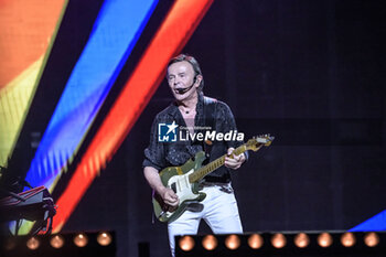 2023-07-15 - Dodi Battaglia performs during Pooh concert of Amici x Sempre Tour on July 15, 2023 at Stadio Olimpico in Rome, Italy - POOH - AMICI X SEMPRE TOUR - CONCERTS - ITALIAN MUSIC BAND