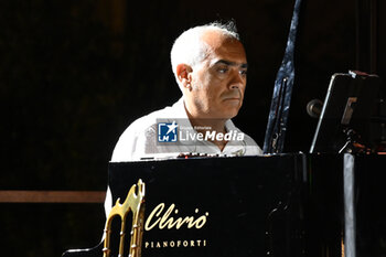 2023-07-26 - Angelo Primiera during Il Canto Immortale Tribute to Franco Battiato on June 26, 2023 at the Piazza Belvedere in Giulianova, Italy. - IL CANTO IMMORTALE TRIBUTO A FRANCO BATTIATO - CONCERTS - ITALIAN MUSIC BAND
