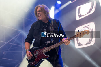 2023-07-06 - John Leven of the Swedish band of Europe, play the bass during their live performs on July 6, 2023 in Ferrara, Italy. - EUROPE - SUMMER TOUR 2023 - CONCERTS - MUSIC BAND