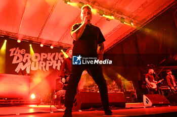 2023-08-09 - Ken Casey on the stage - DROPKICK MURPHY'S - CONCERTS - MUSIC BAND