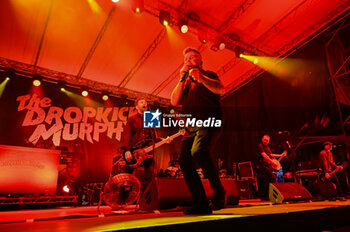 2023-08-09 - Ken Casey on the stage - DROPKICK MURPHY'S - CONCERTS - MUSIC BAND