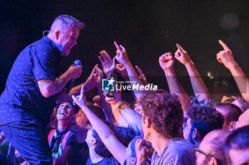 2023-08-09 - Ken Casey singing with the crowd - DROPKICK MURPHY'S - CONCERTS - MUSIC BAND