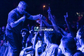 2023-08-09 - Ken Casey singing with the crowd - DROPKICK MURPHY'S - CONCERTS - MUSIC BAND