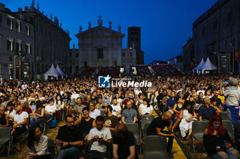 2023-07-13 - Fans in piazza sordello for Sigur Ros - SIGUR RóS - 2023 - CONCERTS - MUSIC BAND