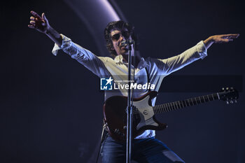 2023-07-16 - Alex Turner of Arctic Monkeys during European Tour 2023 Rock in Roma 2023, at Ippodromo delle Capannelle, July 16th 2023 Rome, Italy - ARCTIC MONKEYS - EUROPEAN TOUR 2023 - CONCERTS - MUSIC BAND