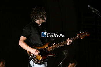2023-07-16 - Nick O'Malley of Arctic Monkeys during European Tour 2023 Rock in Roma 2023, at Ippodromo delle Capannelle, July 16th 2023 Rome, Italy - ARCTIC MONKEYS - EUROPEAN TOUR 2023 - CONCERTS - MUSIC BAND