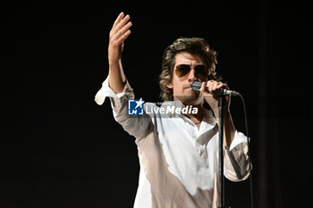 2023-07-16 - Alex Turner of Arctic Monkeys during European Tour 2023 Rock in Roma 2023, at Ippodromo delle Capannelle, July 16th 2023 Rome, Italy - ARCTIC MONKEYS - EUROPEAN TOUR 2023 - CONCERTS - MUSIC BAND