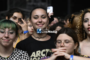 2023-07-16 - Fans of Arctic Monkeys during European Tour 2023 Rock in Roma 2023, at Ippodromo delle Capannelle, July 16th 2023 Rome, Italy - ARCTIC MONKEYS - EUROPEAN TOUR 2023 - CONCERTS - MUSIC BAND