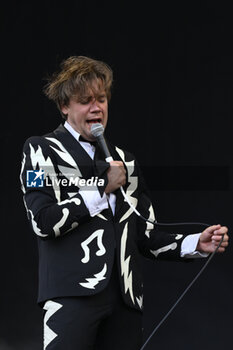 2023-07-16 - Howlin' Pelle Almqvist of The Hives Live at Rock in Roma 2023, at Ippodromo delle Capannelle, July 16th 2023 Rome, Italy - THE HIVES -  EUROPEAN TOUR 2023 - CONCERTS - MUSIC BAND