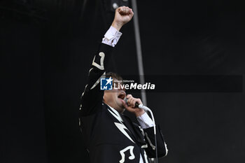 2023-07-16 - Howlin' Pelle Almqvist of The Hives Live at Rock in Roma 2023, at Ippodromo delle Capannelle, July 16th 2023 Rome, Italy - THE HIVES -  EUROPEAN TOUR 2023 - CONCERTS - MUSIC BAND