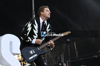 2023-07-16 - Nicholaus Arson of The Hives Live at Rock in Roma 2023, at Ippodromo delle Capannelle, July 16th 2023 Rome, Italy - THE HIVES -  EUROPEAN TOUR 2023 - CONCERTS - MUSIC BAND