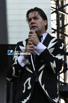 2023-07-16 - Howlin' Pelle Almqvist of The Hives Live at Rock in Roma 2023, at Ippodromo delle Capannelle, July 16th 2023 Rome, Italy - THE HIVES -  EUROPEAN TOUR 2023 - CONCERTS - MUSIC BAND
