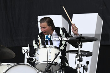 2023-07-16 - Chris Dangerous of The Hives Live at Rock in Roma 2023, at Ippodromo delle Capannelle, July 16th 2023 Rome, Italy - THE HIVES -  EUROPEAN TOUR 2023 - CONCERTS - MUSIC BAND
