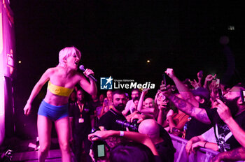 2023-08-15 - Amy Taylor with the crowd - AMYL AND THE SNIFFERS - CONCERTS - MUSIC BAND