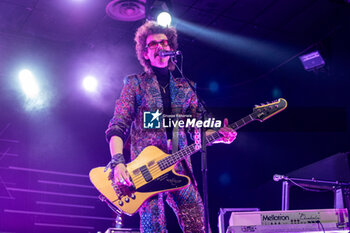 2023-11-15 - Frankie Poullain (The Darkness) - THE DARKNESS - PERMISSION TO LAND 20TH ANNIVERSARY TOUR - CONCERTS - MUSIC BAND