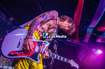 2023-11-13 - Justin Hawkins play guitar - THE DARKNESS PERMISSION TO LAND 20TH - CONCERTS - MUSIC BAND