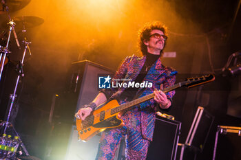 2023-11-13 - Frankie Poullain play the bass - THE DARKNESS PERMISSION TO LAND 20TH - CONCERTS - MUSIC BAND