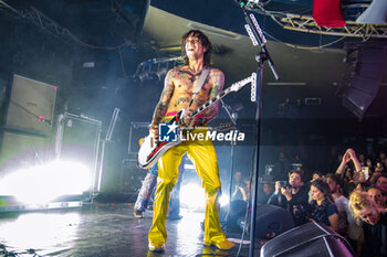 2023-11-13 - Justin Hawkins play guitar - THE DARKNESS PERMISSION TO LAND 20TH - CONCERTS - MUSIC BAND
