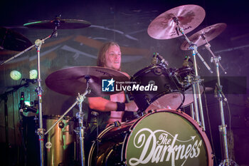 2023-11-13 - Rufus Taylor play the drum - THE DARKNESS PERMISSION TO LAND 20TH - CONCERTS - MUSIC BAND