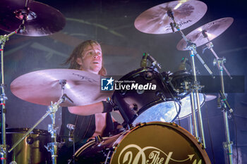 2023-11-13 - Rufus Taylor play the drum - THE DARKNESS PERMISSION TO LAND 20TH - CONCERTS - MUSIC BAND