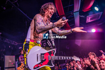 2023-11-13 - Justin Hawkins sing with the audience - THE DARKNESS PERMISSION TO LAND 20TH - CONCERTS - MUSIC BAND