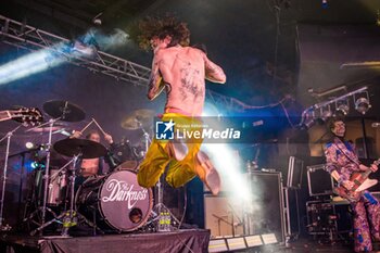 2023-11-13 - Justin Hawkins jump - THE DARKNESS PERMISSION TO LAND 20TH - CONCERTS - MUSIC BAND