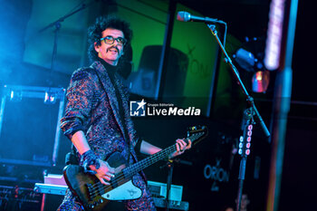 2023-11-13 - Frankie Poullain play the bass - THE DARKNESS PERMISSION TO LAND 20TH - CONCERTS - MUSIC BAND