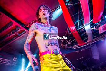 2023-11-13 - Justin Hawkins sing - THE DARKNESS PERMISSION TO LAND 20TH - CONCERTS - MUSIC BAND