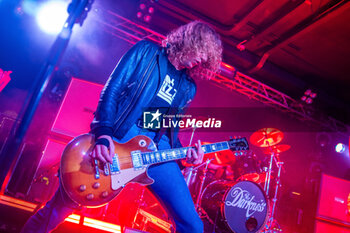 2023-11-13 - Daniel Hawkins play guitar - THE DARKNESS PERMISSION TO LAND 20TH - CONCERTS - MUSIC BAND