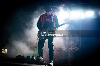 2023-07-06 - MARTIN KENTP PLAY THE GUITAR - SKUNK ANANSIE LIVE IN VALMONTONE - CONCERTS - MUSIC BAND