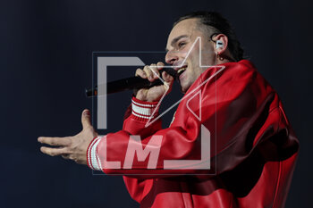 2023-03-23 - Matteo Professione known professionally as Ernia performs live on stage during Tutti Hanno Paura Tour 2023 at  Mediolanum Forum on March 22, 2023 in Assago, Italy - ERNIA - TUTTI HANNO PAURA TOUR - CONCERTS - ITALIAN SINGER AND ARTIST