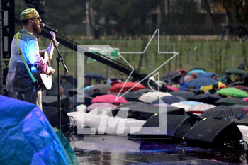 2023-05-01 - Venerus in the pouring rain. - UNO MAGGIO TARANTO - CONCERTS - ITALIAN SINGER AND ARTIST