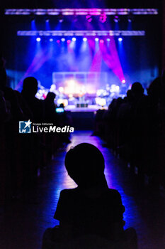 2023-05-22 - A child sitting on the floor watches the stage - DANIELE SILVESTRI - TEATRI X - CONCERTS - ITALIAN SINGER AND ARTIST