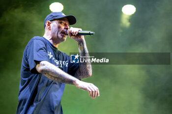 2023-07-15 - The Italian rappers Fabri Fibra pseudonym of Fabrizio Tarducci, on stage during his live performs at Piazza Sordello on July 15, 2023 in Mantua, Italy. - FABRI FIBRA - LIVE SUMMER 2023 - CONCERTS - ITALIAN SINGER AND ARTIST