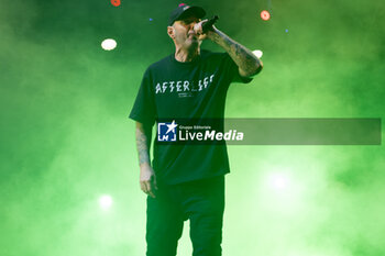 2023-07-15 - The Italian rappers Fabri Fibra pseudonym of Fabrizio Tarducci, on stage during his live performs at Piazza Sordello on July 15, 2023 in Mantua, Italy. - FABRI FIBRA - LIVE SUMMER 2023 - CONCERTS - ITALIAN SINGER AND ARTIST