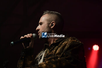 2023-10-13 - Roberto Casalino performs during the live concert on October 13, 2023 at Largo Venue Club in Rome, Italy - ROBERTO CASALINO - DIECI PICCOLE RAGIONI LIVE - CONCERTS - ITALIAN SINGER AND ARTIST