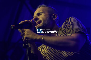 2023-10-13 - Roberto Casalino performs during the live concert on October 13, 2023 at Largo Venue Club in Rome, Italy - ROBERTO CASALINO - DIECI PICCOLE RAGIONI LIVE - CONCERTS - ITALIAN SINGER AND ARTIST