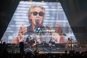 2023-10-27 - Luciano Ligabue on stage with your band - LIGABUE INDOOR TOUR 2023 - DEDICATO A NOI - CONCERTS - ITALIAN SINGER AND ARTIST