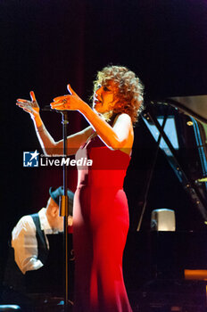 2023-11-07 - Fiorella Mannoia sings on the stage - FIORELLA MANNOIA & DANILO REA - LUCE - CONCERTS - ITALIAN SINGER AND ARTIST