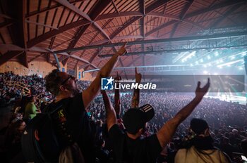 2023-12-03 - Fans/Supporters of Ligabue - LIGABUE - INDOOR TOUR 2023 - DEDICATO A NOI - CONCERTS - ITALIAN SINGER AND ARTIST