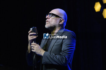 2023-12-05 - Mario Biondi during the live at Brancaccio Theater - MARIO BIONDI - LIVE 2023 - CONCERTS - ITALIAN SINGER AND ARTIST