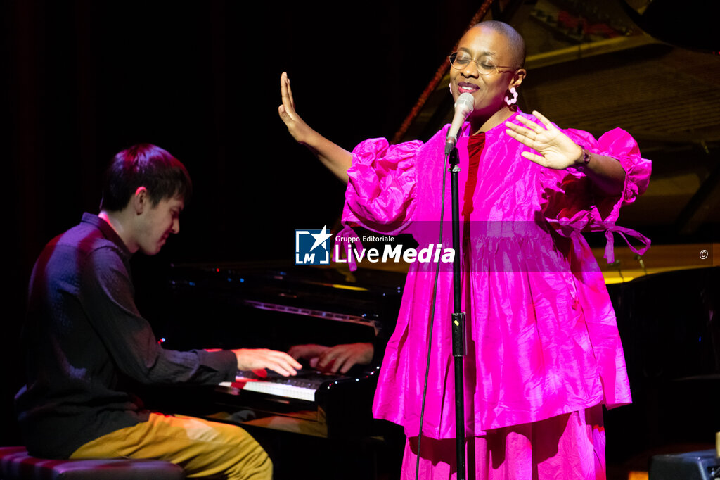 Cecile McLorin Salvant - Ogresse - CONCERTI - CANTANTI E ARTISTI STRANIERI