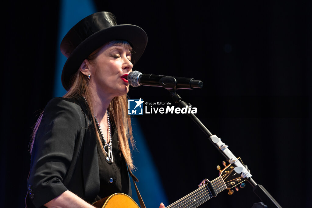 Suzanne Vega - CONCERTI - CANTANTI E ARTISTI STRANIERI