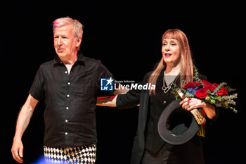 2023-07-12 - Gerry Leonard and Suzanne Vega receive applause from the audience - SUZANNE VEGA - CONCERTS - SINGER AND ARTIST