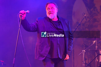 2023-06-27 - New Zealand actor Russell Crowe in concert with his band during the 